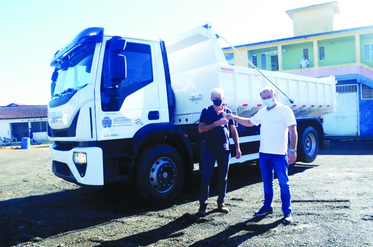 Caminhão Basculante Trucado com capacidade de carga de 10m³