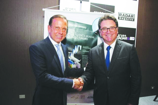 O governador João Doria e o Secretário de Turismo Vinícius Lummertz comemoram acordo com o BID.