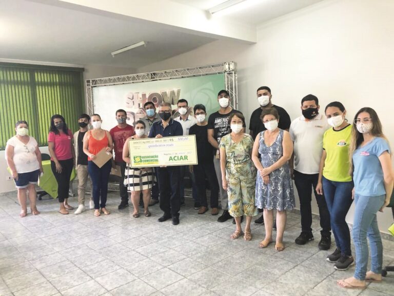 Ganhadores da campanha Show de Prêmios recebem seus vales compras da ACIAR