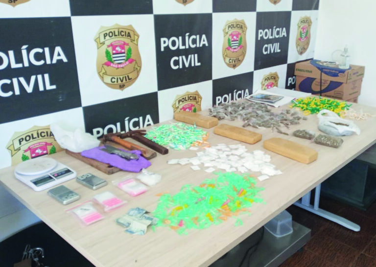 Polícia Civil prende em flagrante casal com mais de setecentas porções de drogas