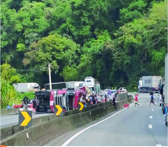 Carreta com carga de peixe tomba na BR