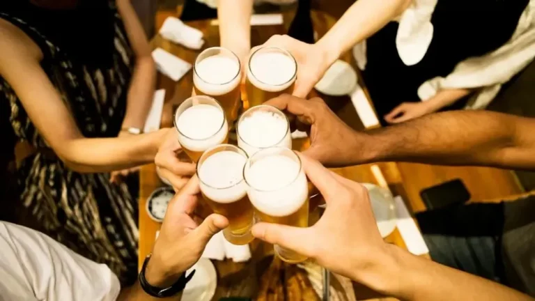 Beber no trabalho dá demissão? Veja regras sobre consumir álcool na empresa (mesmo no fim de ano)