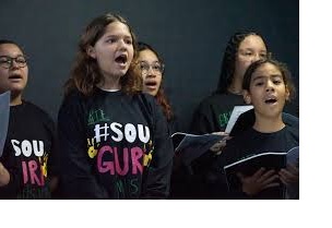 Coral do Guri de São Vicente canta sob a regência de Denise Yamaoka