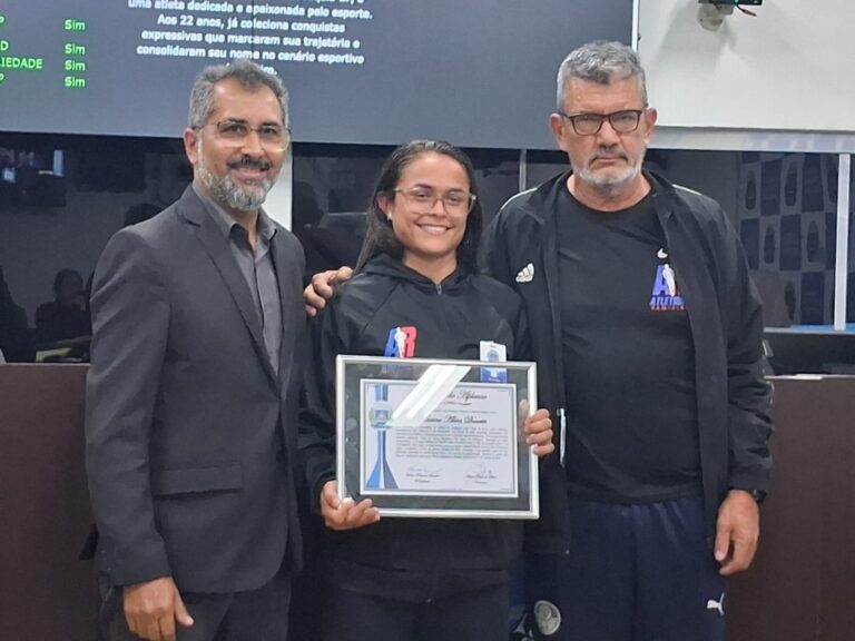 Atleta Karine Alves é homenageada na Câmara Registrense